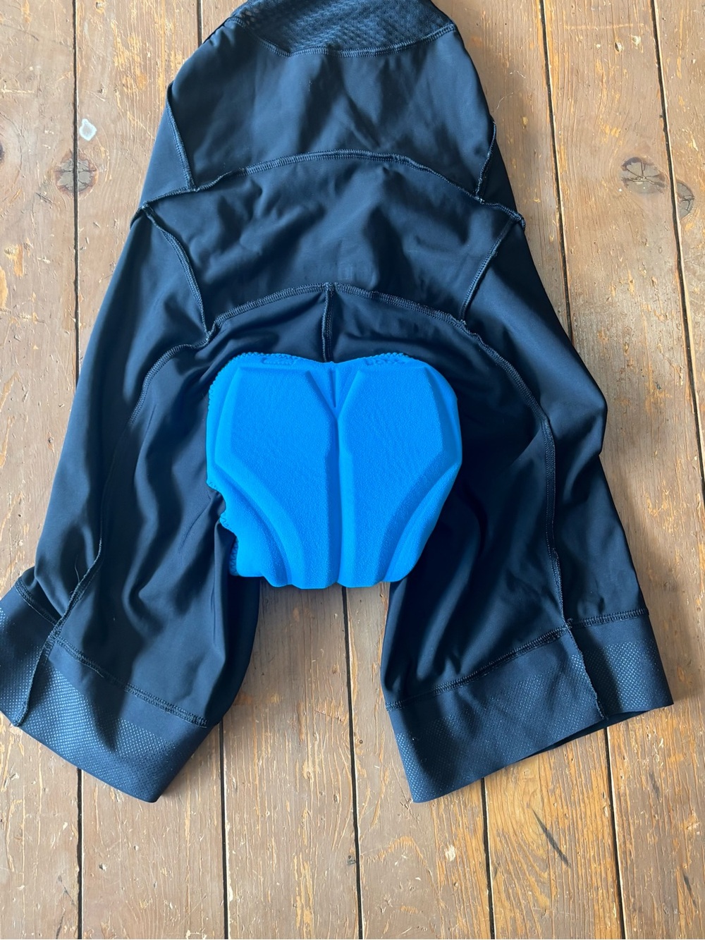 Gore Wear cycling bib shorts feature a branded mesh back panel for breathability - Picture 7 of 8